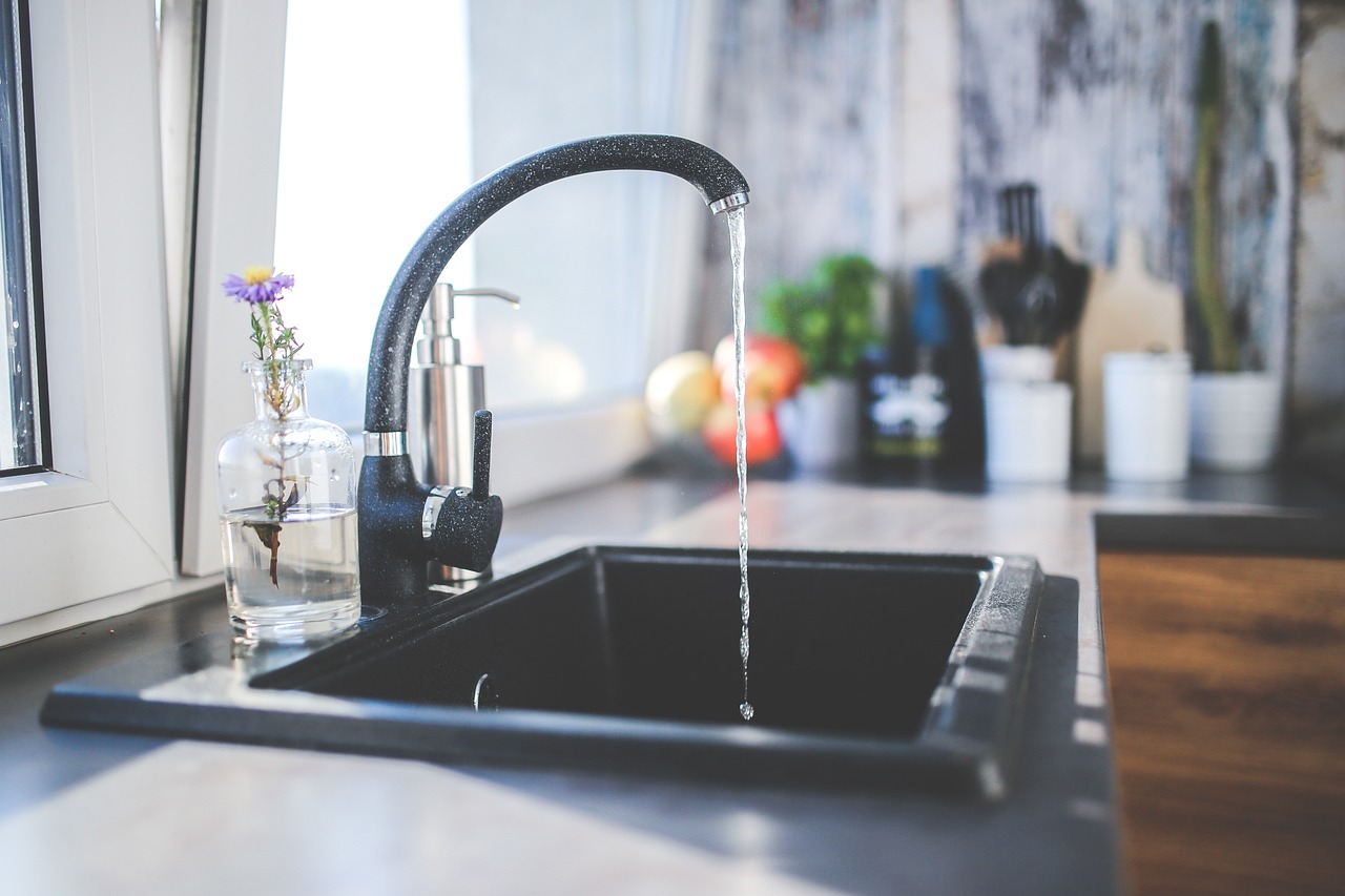 Warmwassersysteme in Mehrfamilienhäusern – Spagat zwischen Trinkwasserhygiene und Energiekosten