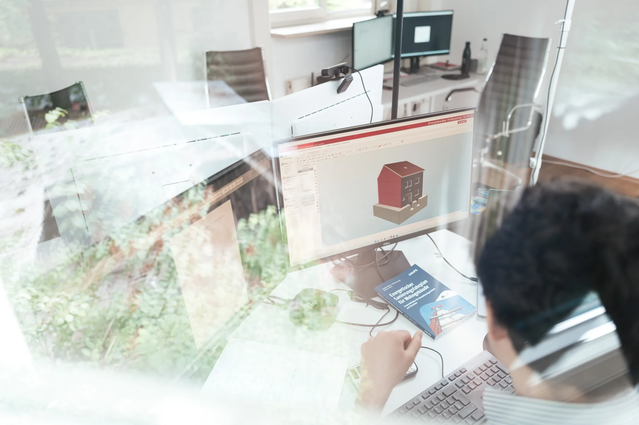 Energieberater am Bildschirm mit dem dreidimensionalen Modell eines Wohnhauses in der Bilanzierungssoftware