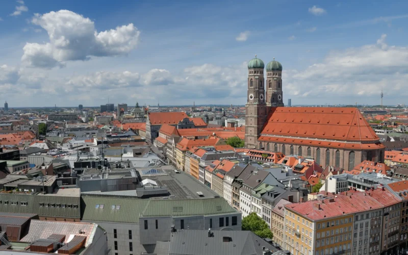 Blick über die Münchner Altstadt mit den Türmen der Frauenkirche