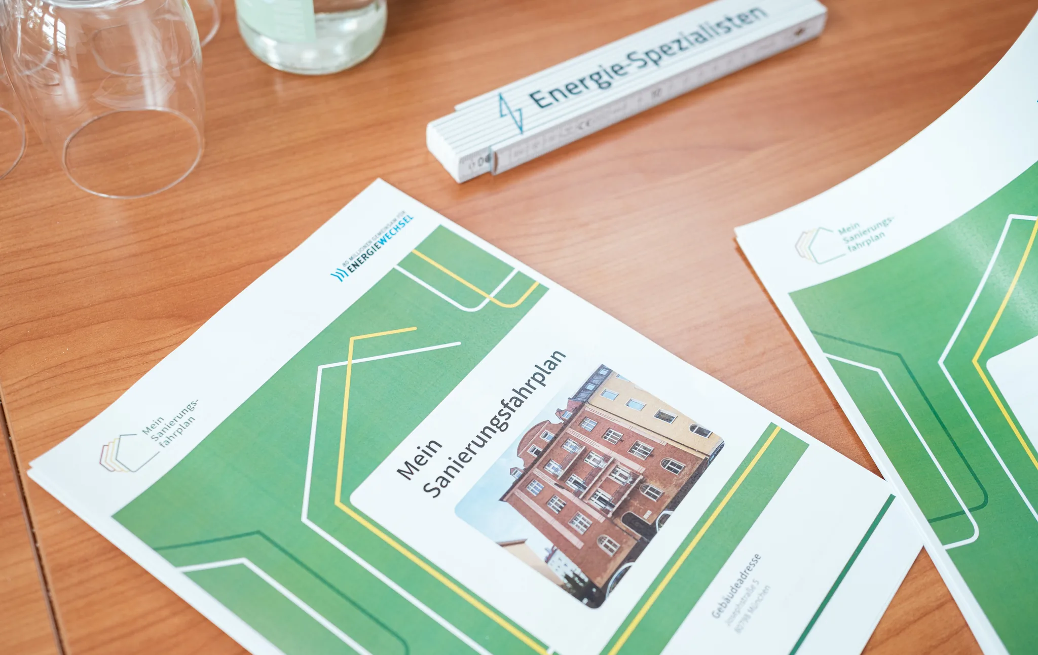 Gedruckte Exemplare des individuellen Sanierungsfahrplans auf einem Besprechungstisch