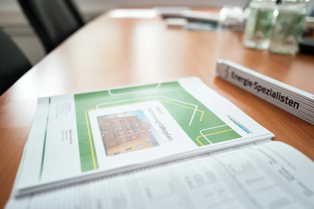 Gedruckter individueller Sanierungsfahrplan auf einem Besprechungstisch