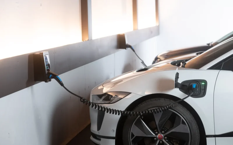 Elektroauto an einer Wallbox in einer Tiefgarage