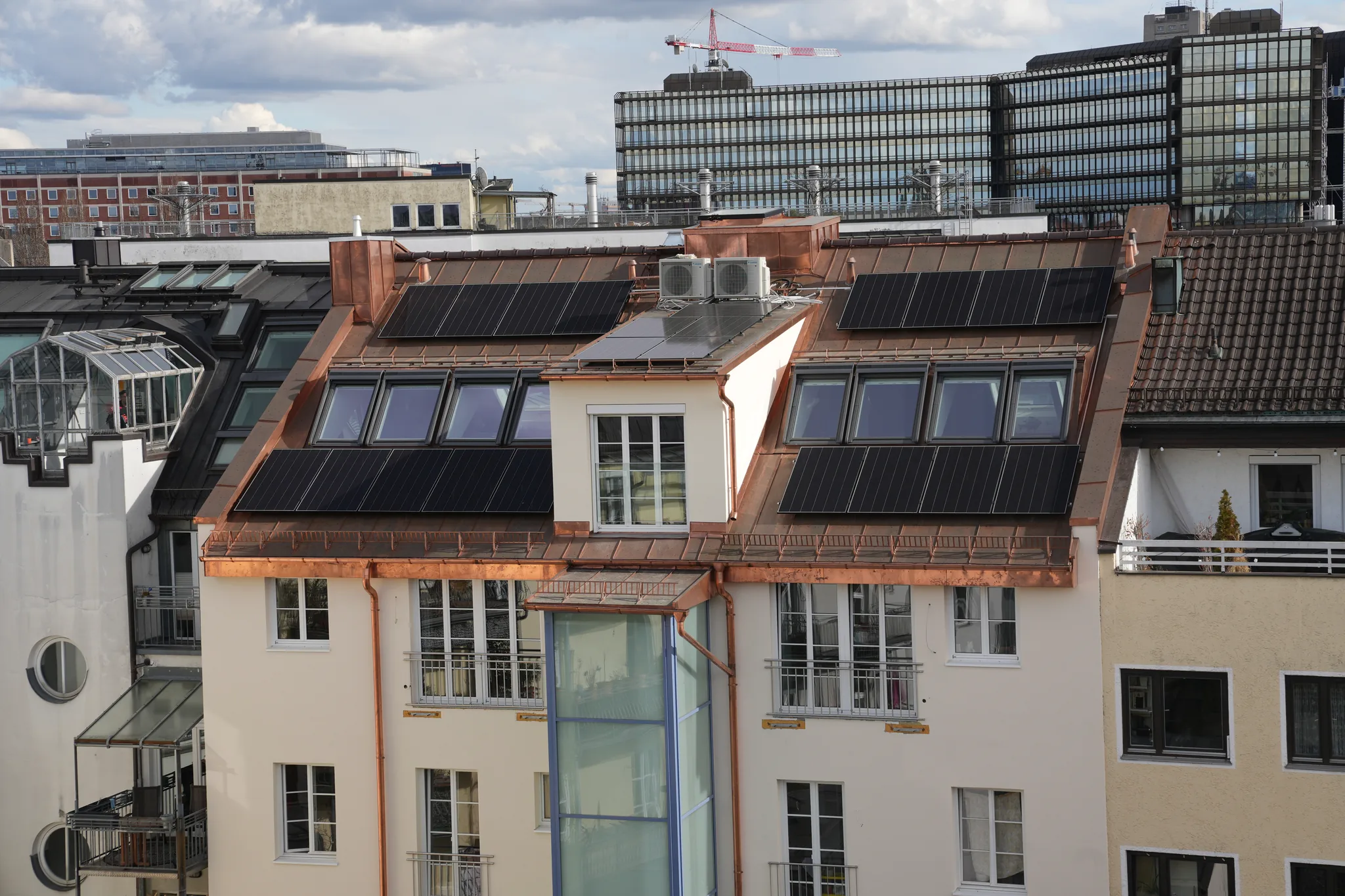 Photovoltaikanlage auf den Dächern eines Münchner Mehrfamilienhauses
