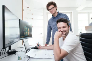 Zwei Kollegen an einem Arbeitsplatz im Ingenieurbüro