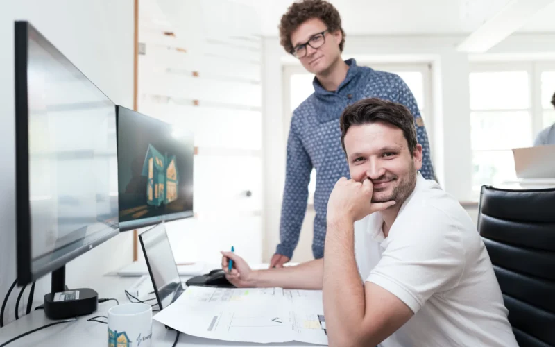 Zwei Kollegen an einem Arbeitsplatz im Ingenieurbüro