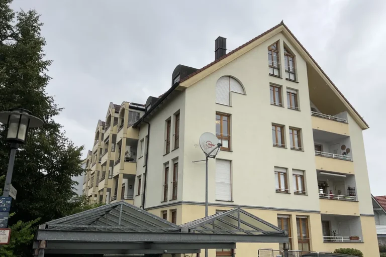 Mehrfamilienhaus mit Satteldach und Balkonen am Mühlbachbogen in Moosburg