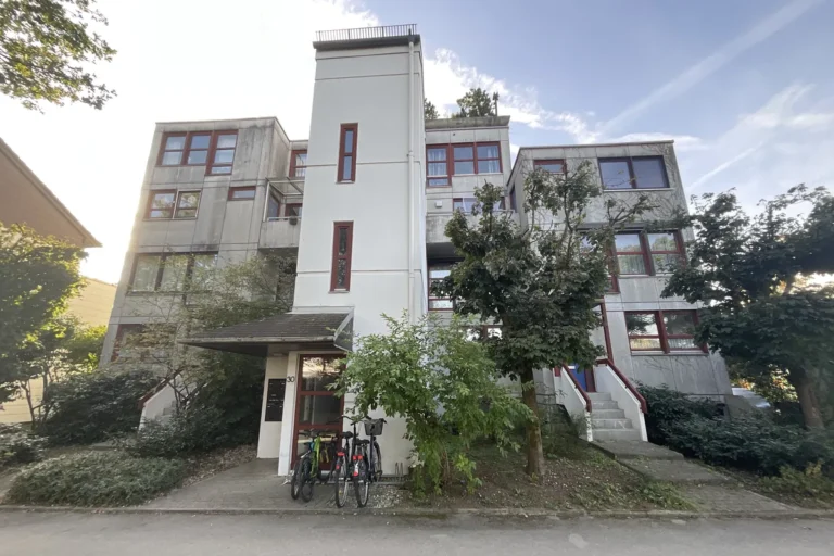 Mehrfamilienhaus mit Treppenhausturm und Sichtbetonfassade am Amperweg in Kirchheim
