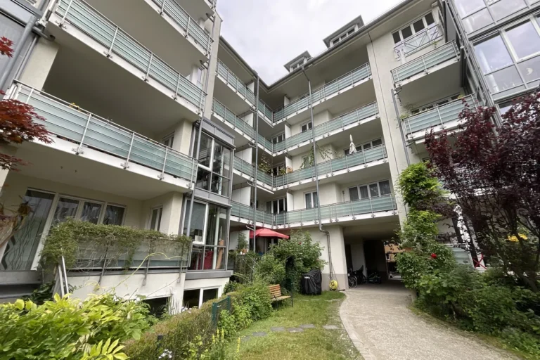 Innenhof eines Mehrfamilienhauses mit umlaufenden Balkonen in der Birkerstraße in München