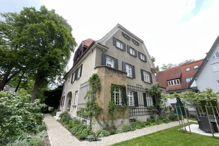 Historisches Wohnhaus mit Fensterläden und Garten in der Fröhlichstraße in München