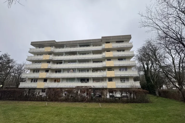Fünfgeschossiges Mehrfamilienhaus mit umlaufenden Balkonen in der Geigenbergerstraße in München
