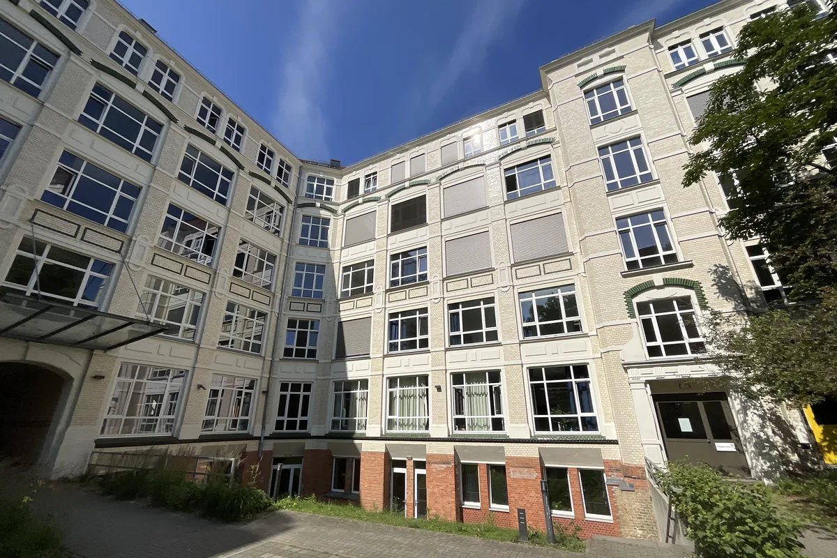 Gründerzeitliches Wohngebäude mit heller Klinkerfassade in der Gneisenaustraße in Berlin