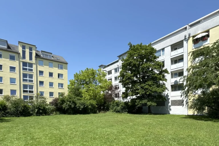 Zwei Mehrfamilienhäuser mit gemeinsamer Grünfläche in der Heinrich-Heine-Straße in München