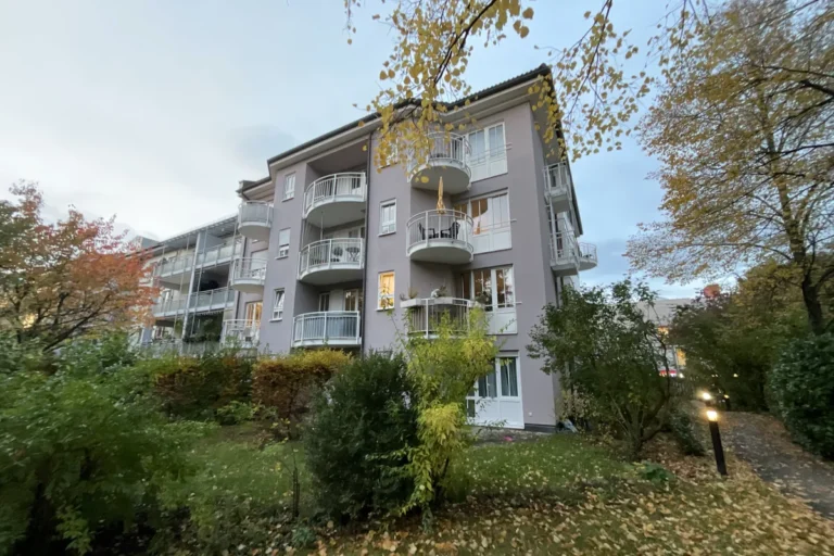 Mehrfamilienhaus mit runden Balkonen in der Josephsburgstraße in München