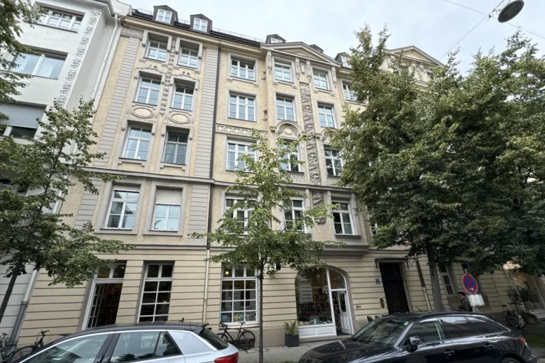 Altbaufassade mit Stuckdekor in der Liebigstraße in München