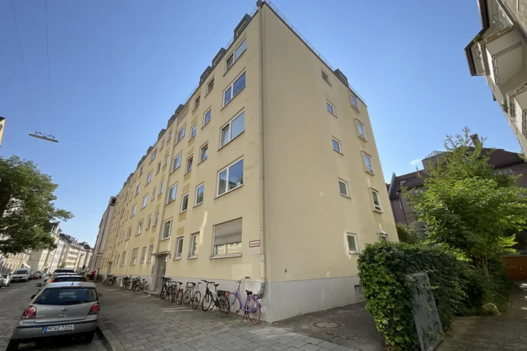 Eckgebäude mit heller Fassade in der Viktor-Scheffel-Straße in München