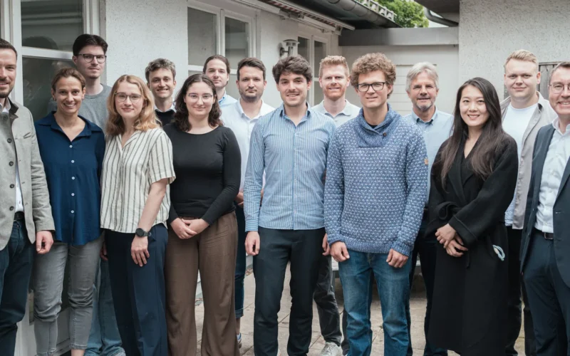 Das Team der Energie-Spezialisten GmbH vor dem Büro in München