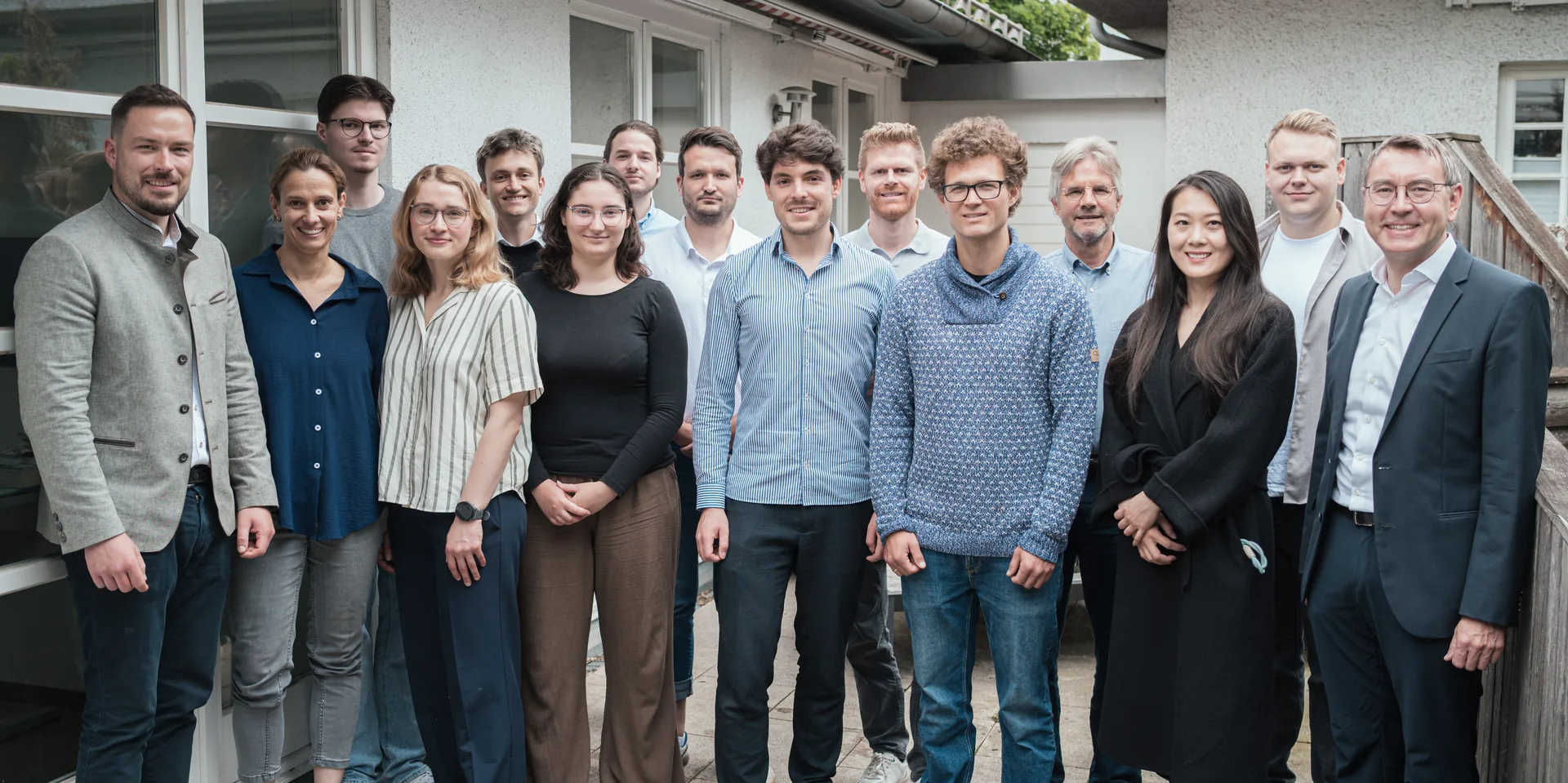 Das Team der Energie-Spezialisten GmbH vor dem Büro in München
